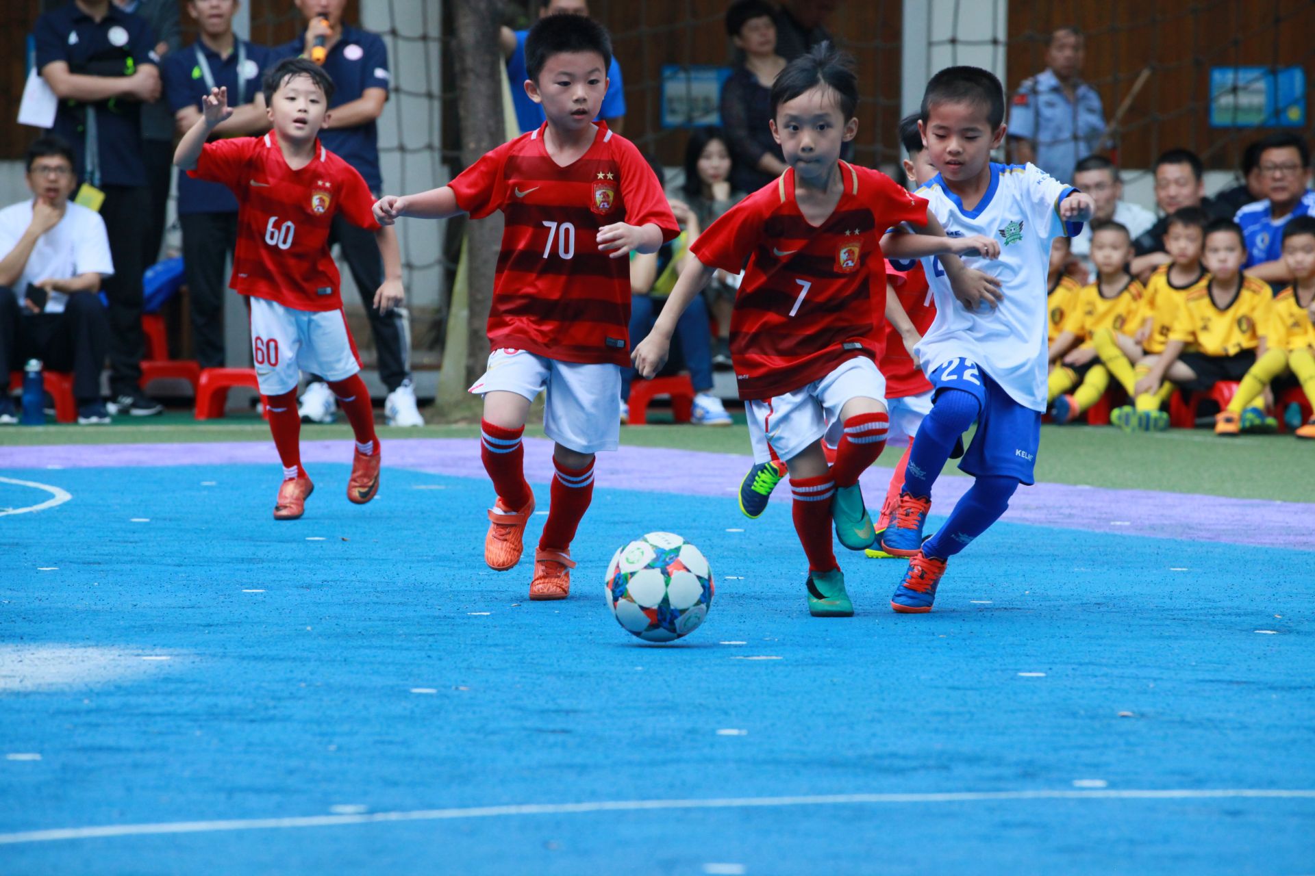 率队晋级美职联1／4决赛后，梅西现场观看儿子训练