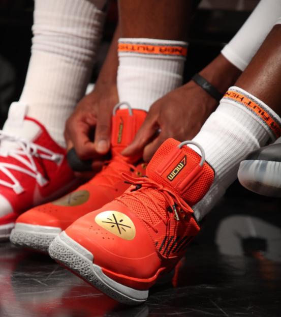 亚利桑那响尾蛇队卡洛尔凭借出色跑打能力夺得 2023 年国联年度最佳新人