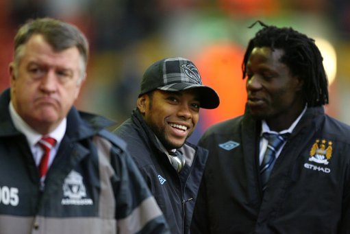 气氛真好，巴萨球迷给弗里克送上了60岁生日蛋糕